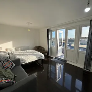 Guest house Large With Balcony Overlooking, London